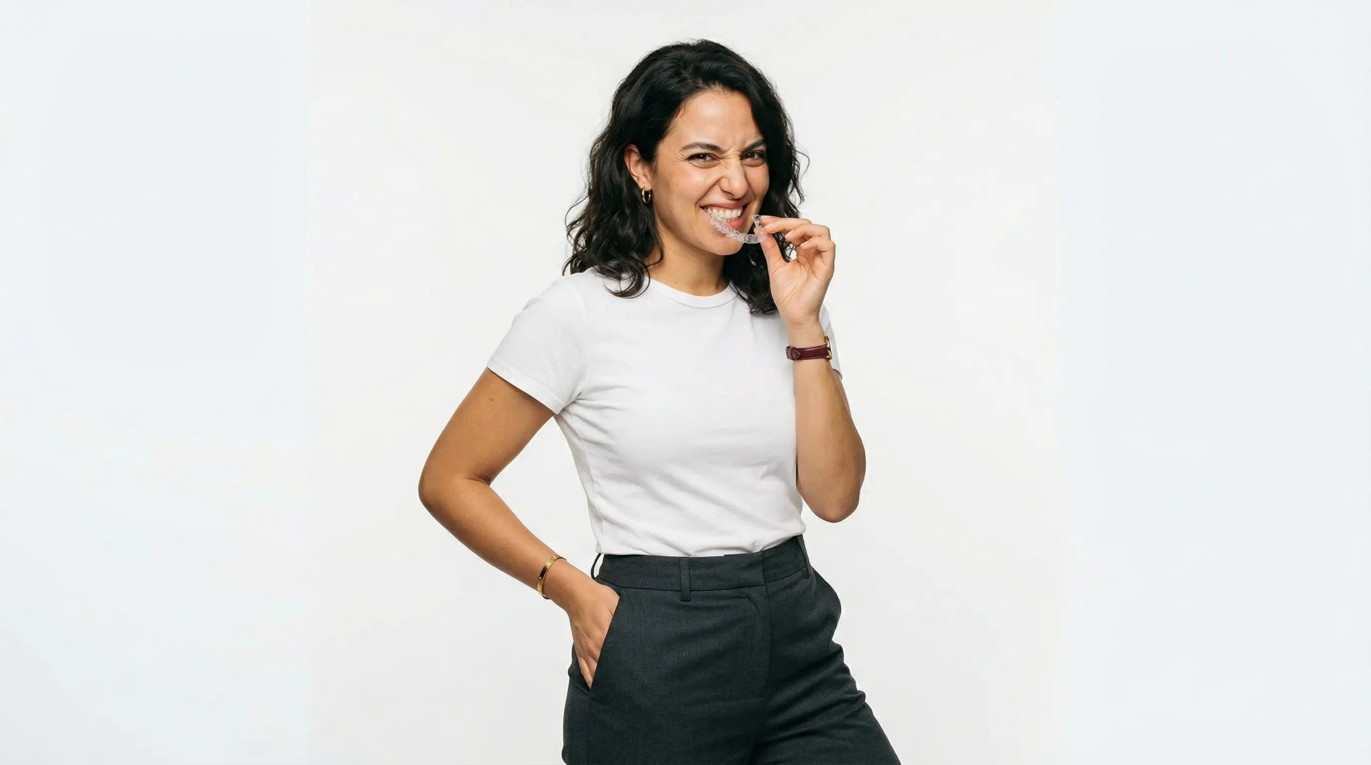 Patiente avec gouttière dentaire transparente